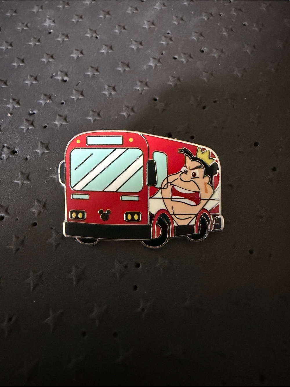 Disneyland 2026 Wave A Hidden Mickey - Bus pin - Queen of Hearts Chaser